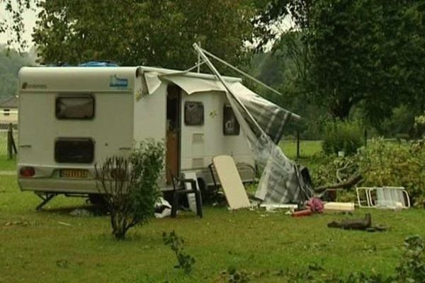 A Thiézac (Cantal), une caravane renversée par une bourrasque a tué sur le coup un septuagénaire.