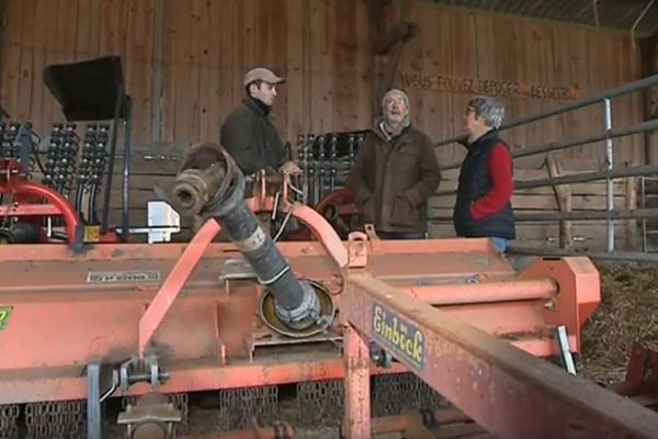 Luc Moineville et son épouse Chantal, de Verneuil-sur-Vienne en Haute-Vienne, cessent leur activité agricole. Ils passent le témoin à leur salarié, et non leur enfant. Une transmission organisée et donc sereine.