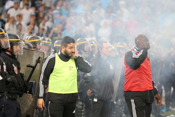 Les stadiers n'ont rien pu faire contre ce déferlement de violence. Les incidents se sont poursuivis en dehors du stade 