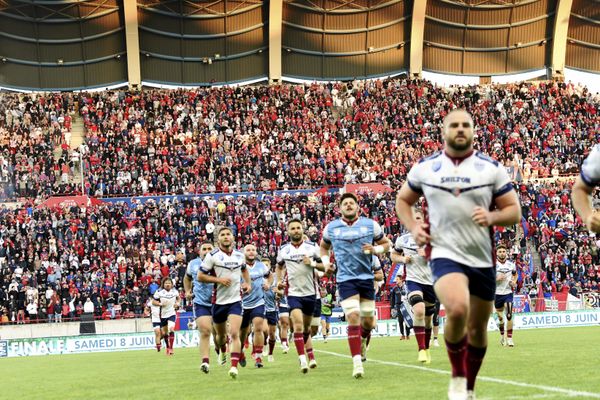 Andrew Mehrtens, ancienne star Old Black, Bobby Skinstad, international sud africain et Eddy Jordan, patron d'écurie de Formule 1. Un attelage sous bannière irlandaise rachète le club de rugby de Béziers. (Photo d'illustration)