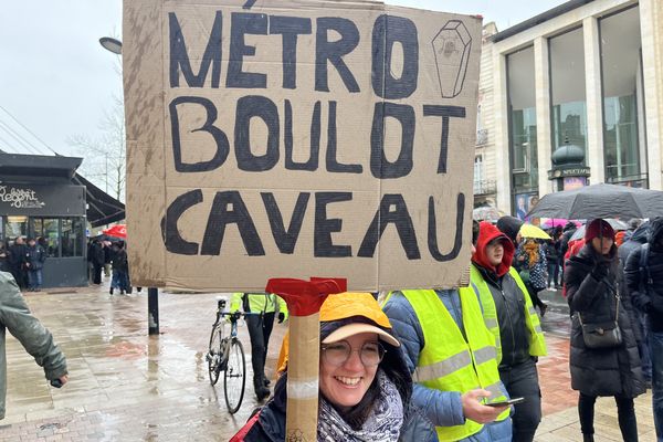 "Métro, boulot, caveau ", Une manifestante dans le cortège bordelais, jeudi 19 janvier 2023.