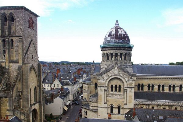 Vue de la basilique et de la tour Charlemagne (à gauche), à Tours.