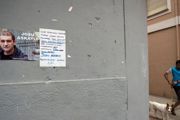 Une affiche collé à un mur réclame la remise en liberté de José Antonio Urrutikoetxea dit Josu Ternera