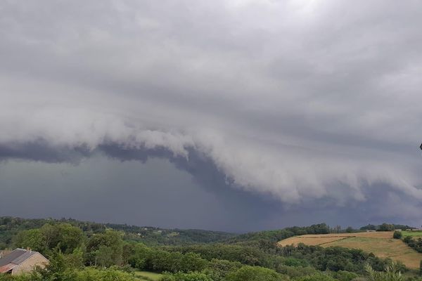 Un nuage de type arcus dans l'Yonne, samedi 29 juin 2024.