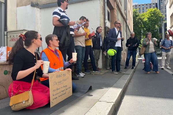Une partie des enseignants du lycée Couffignal s'est mobilisée ce jeudi 13 juin devant le rectorat de Strasbourg