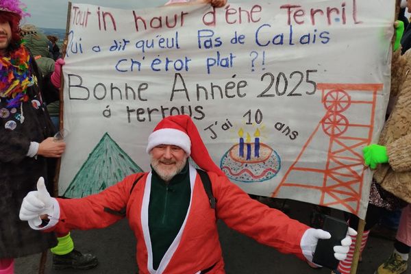 Pour le 1ᵉʳ janvier, des centaines de randonneurs ont gravi le terril d'Haillicourt. Déjà dix ans que cette tradition anime "la montagne du nord".