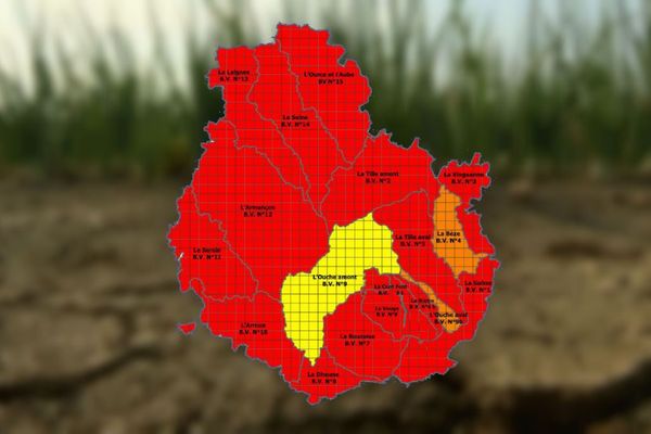 La sécheresse atteint un niveau record en Côte-d'Or. (en rouge : crise, en orange : alerte renforcée, en jaune : alerte)