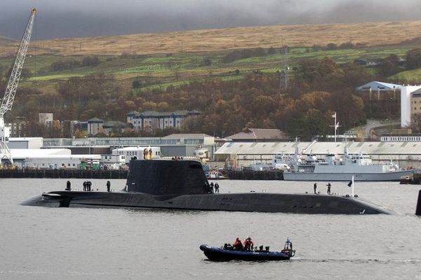 Le sous-marin  nucléaire anglais "Aslute", dans le nord de l'Ecosse.