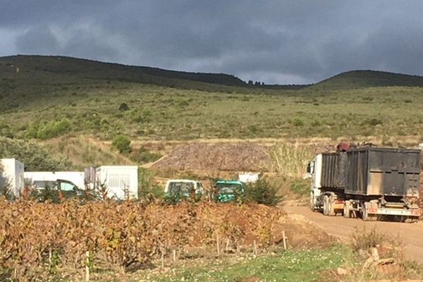 Mercredi matin des gendarmes ont interpellé le propriétaire des parcelles sur lesquelles sont entreposés des milliers de mètres cubes de déchets.