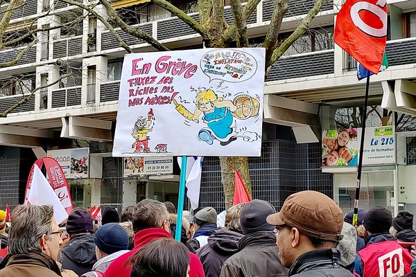 Sur une pancarte à Lille, Bonemine, célèbre personnage de "Astérix et Obélix" en grève : "Taxez les riches, pas nos mères"