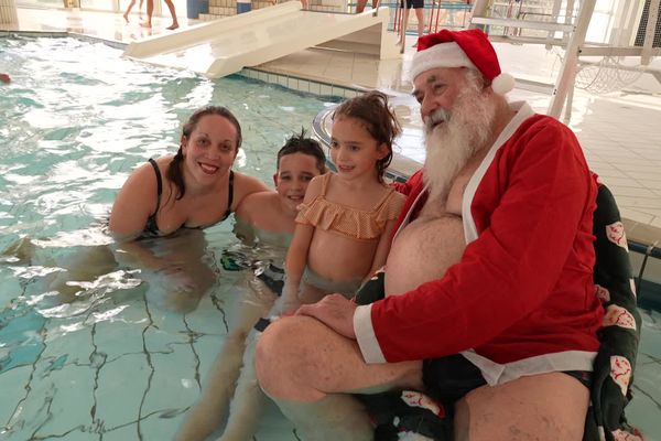 Le Père Noël a fait une halte à la piscine du Val de Thouet, à Saumr