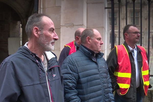 Arnaud Quibeuf (à droite) et trois autres agents du département de la Seine-Maritime estiment avoir été exposés lors d'une opération sur l'un des bacs de Seine en 2015.