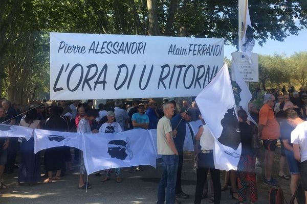 Quelques 300 manifestants se sont réunis à l'appel des familles devant les portes du centre de détention de Casabianda