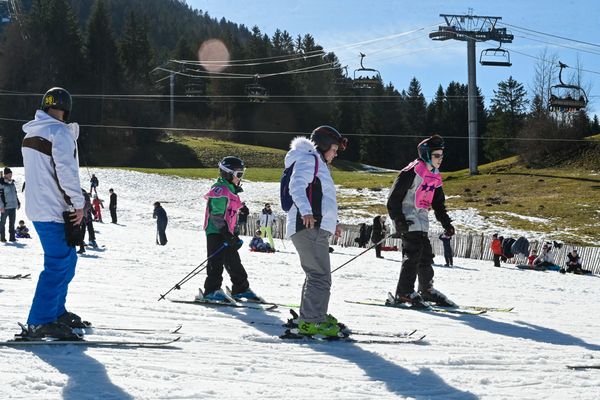 Une piste de ski dans la station de Métabief (Doubs), le 20 février 2023. Le niveau d'enneigement actuel n'est pas meilleur.