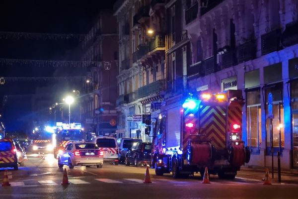 Un important dispositif de pompiers a été déployé ce lundi matin pour un incendie dans un restaurant à Grenoble - 3 avril 2023