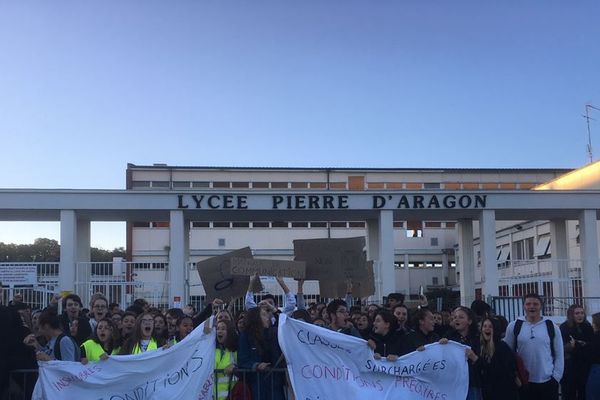 Une foule déterminée devant le lycée