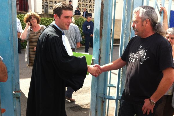 Sylvain Fresneau, à la sortie du tribunal le mardi 11 septembre avec son avocat