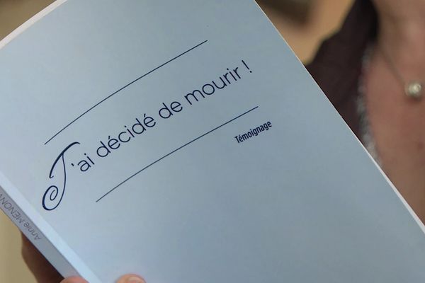 Dans ce livre, Annie Menonville raconte ses deux derniers mois de vie, avant d'avoir recours à l'euthanasie en Belgique.