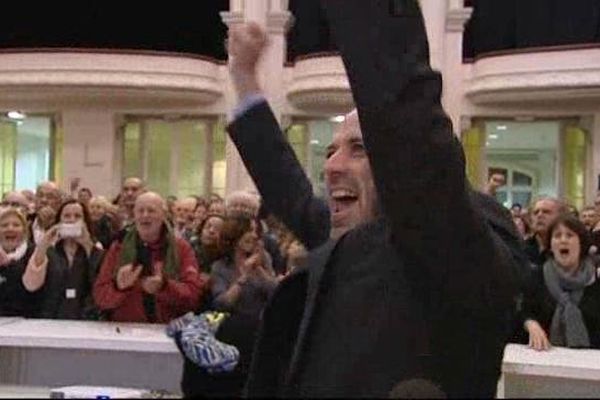 A la salle des fêtes de Bourg-en-bresse, le suspense n'aura pas duré très longtemps : c'est la victoire au premier tour pour Jean-François Debat qui laisse exploser sa joie ... 23/03/14