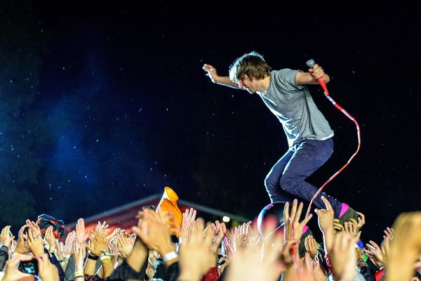 La pluie n'a pas empêché Thomas Mars, le chanteur du groupe d'indie pop de marcher au dessus de la foule des Eurockéennes