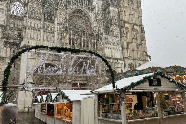 La neige s'est invitée à l'ouverture du marché de Noël de Rouen (Seine-Maritime) ce jeudi 21 décembre 2024.