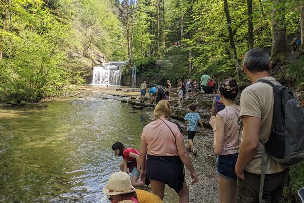 Il fallait s'armer de patience pour accéder et prendre la photo "carte postale" de la cascade du Gour Bleu.