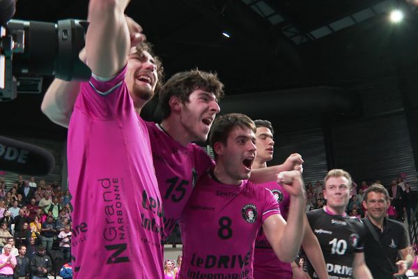 La joie des Narbonnais après leur incroyable exploit ce mardi 22 mars 2022. Pour sa première participation, le Narbonne Volley s'impose en finale de la Challenge Cup.