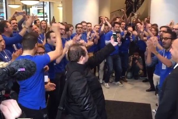 Cléemnt Sauvage se filme en train d'être ovationné par les salariés de l'Apple Store de Lille.