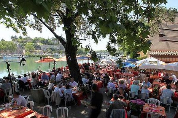 C'est sur cette terrasse que l'arbre est tombé ce samedi blessant un homme de 48 ans