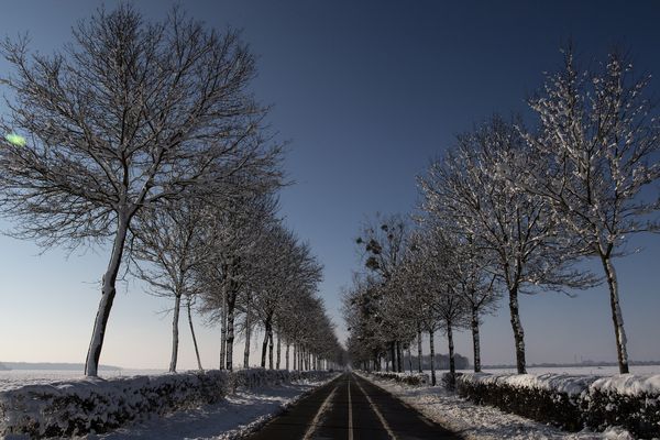 Une route enneigée dans le centre de la France le 8  février 2018