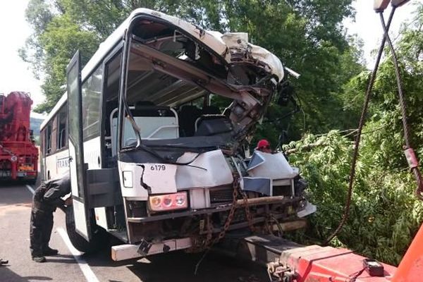 L''avant du bus accidenté à Quemigny (21)