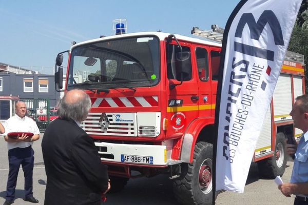 La remise des clés des trois véhicules a été marquée par une cérémonie au siège du SDIS13. 