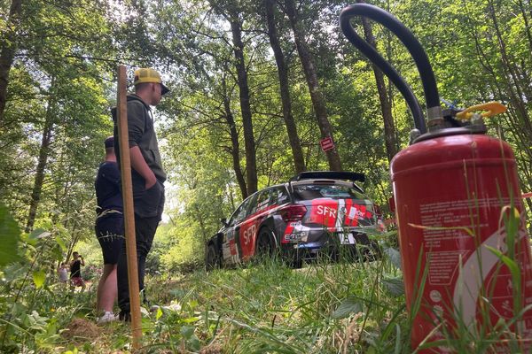 De nombreux exctincteurs ont été distribués aux bénévoles qui assurent la sécurité du rallye.