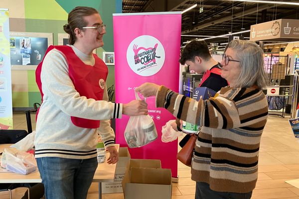 Ce matin, dans cet hypermarché de Reims comme dans 79 autres magasins du département de la Marne, les clients peuvent remettre une partie de leurs achats aux bénévoles. Les denrées alimentaires et les produits d'hygiène sont très demandés.