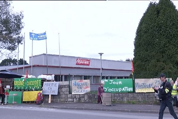 Les salariés de Minerve se relèvent jour et nuit devant l'usine de Quimperlé