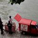 James Colomina et son complice ont installé leur stand de mise en vente au bord de la Seine : une installation qui aura duré deux heures avant l'intervention de la police.