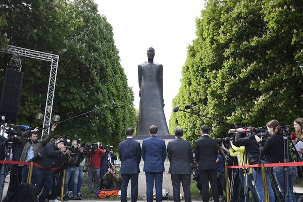 Emmanuel Macron commémore le génocide arménien, pour sa première apparition de l'entre-deux-tours.