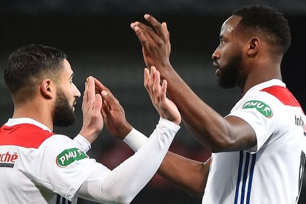 Nabil Fekir et Moussa Dembelé se congratulent après la victoire  