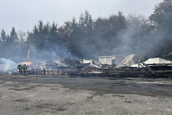 L'entrepôt de 1 300 mètres carrés a été complètement détruit.