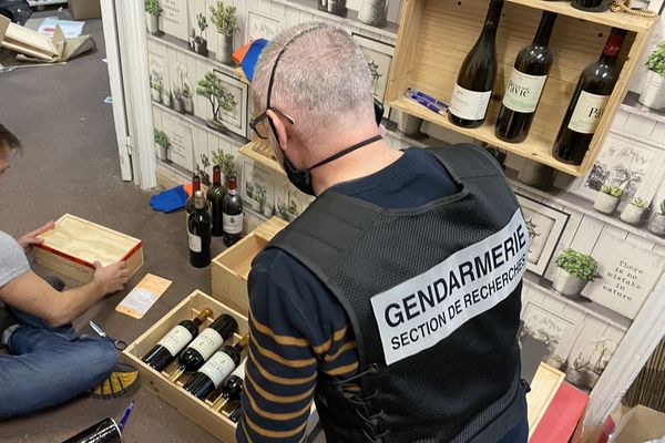 Les gendarmes ont découvert plus d'un millier de bouteilles de grands crus qui avaient été dérobées dans des entrepôts de la région bordelaise en 2019