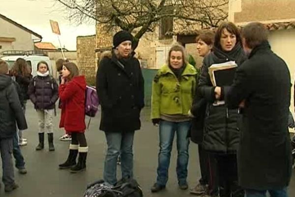 Manifestation des parents d'élèves à Lavoux (86) contre la carte scolaire