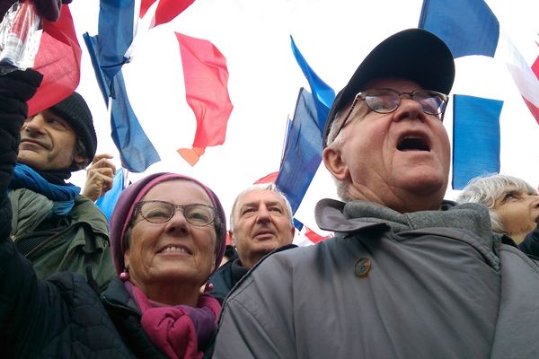 Martine et Gérard sont venus en car de Sarthe pour venir soutenir leur candidat.