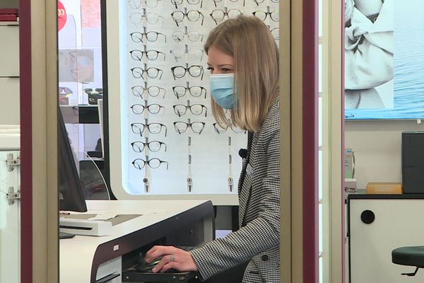 Camille est opticienne et malentendante : malgré son handicap, elle est une salariée comme les autres