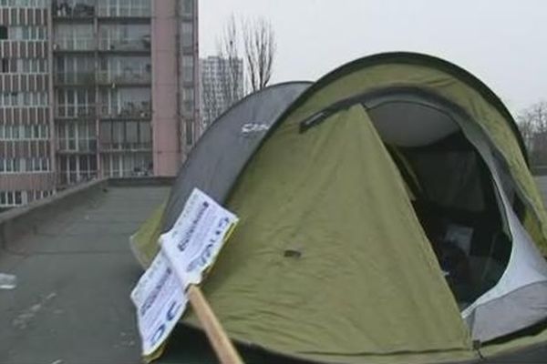 Depuis ce matin, une mère d'élève campe sur le toit d'une école pour obtenir un remplaçant dans la classe de sa fille.