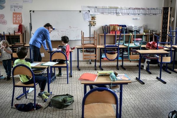 Une classe qui accueille des enfants de personnels soignants à Paris.