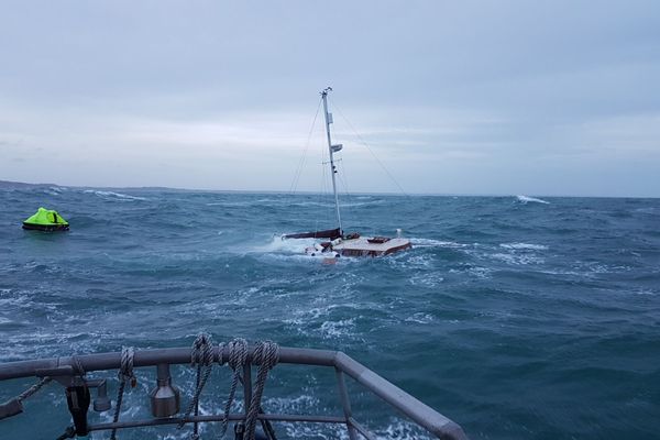 Le voilier Tabitha lors des opérations de secours. 