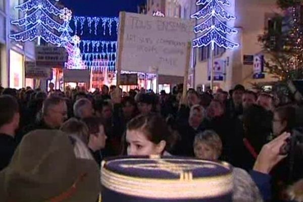 Un collectif d'entrepreneurs autobaptisé "Pigeons de Mulhouse" manifestent lors de l'inauguration du marché de Noël de Mulhouse