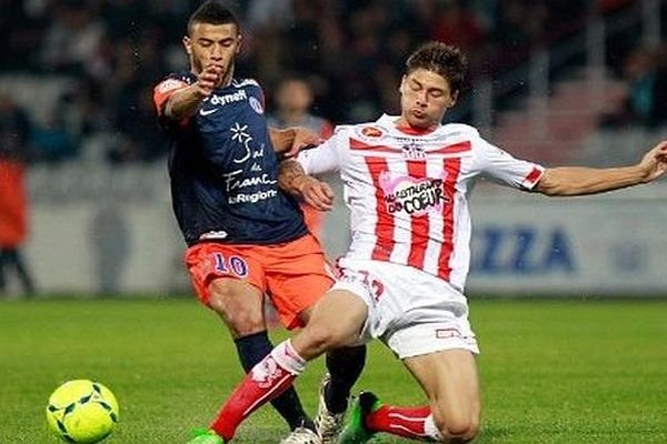 Le Montpelliérain Younès Belhanda au duel avec l'Ajaccien Paul Lasne - 2013.