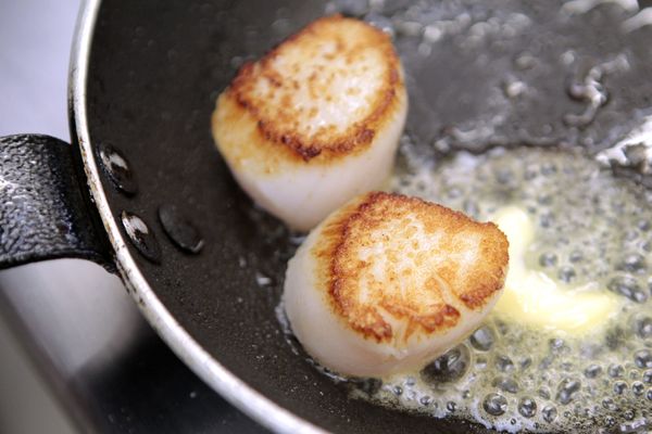 C'est parti pour la saison des coquilles Saint-Jacques ! On en raffole, mais comment être sûr de ne pas rater leur cuisson ? On vous livre ici quelques techniques pour réussir à coup sûr vos noix de coquilles.