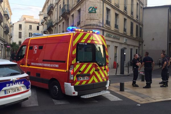 La police nationale est intervenue vers 19h le 5 août 2019 pour mettre fin à une bagarre rue des halles à Nîmes. Un policier est blessé.